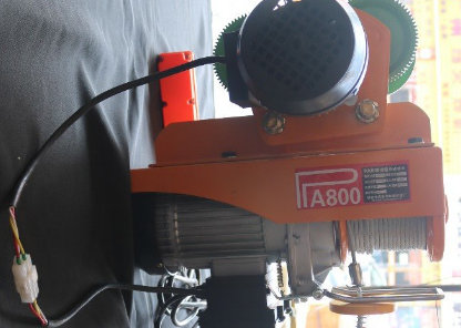 雙開門冰箱重達(dá)150公斤,搬運(yùn)工用微型電動(dòng)葫蘆吊冰箱上樓